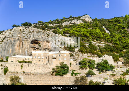 L'Hermitage de Blaca (Croate: Pustinja Blaca) est situé sur le côté sud de l'île de Brač, dans le comté de Split-Dalmatie en Croatie. Banque D'Images