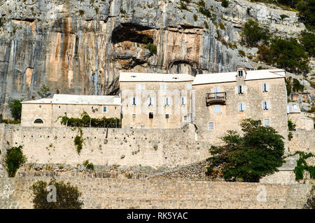 L'Hermitage de Blaca (Croate: Pustinja Blaca) est situé sur le côté sud de l'île de Brač, dans le comté de Split-Dalmatie en Croatie. Banque D'Images