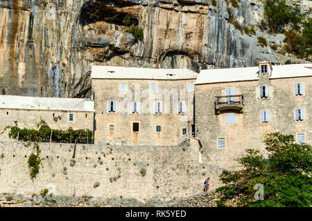 L'Hermitage de Blaca (Croate: Pustinja Blaca) est situé sur le côté sud de l'île de Brač, dans le comté de Split-Dalmatie en Croatie. Banque D'Images