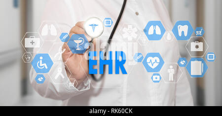 Dossier de santé électronique. Dossiers médicaux électroniques sur l'écran tactile avec des icônes de la médecine sur l'arrière-plan flou, médecin à l'hôpital.Innovation traitement, le service, les données d'un Banque D'Images