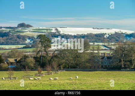 La neige a couvert Brailes Hill, dans le Warwickshire, Angleterre en hiver par une belle journée ensoleillée Banque D'Images