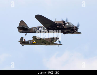 Un Blenheim en soie et d'un Hawker Hurricane au Flying Legends Airshow 2018 Banque D'Images