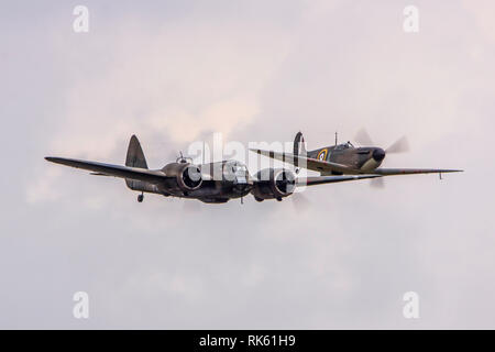 Un Blenheim en soie et d'un Hawker Hurricane au Flying Legends Airshow 2018 Banque D'Images