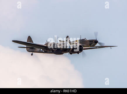 Un Blenheim en soie et d'un Hawker Hurricane au Flying Legends Airshow 2018 Banque D'Images