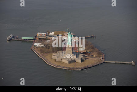 Vue aérienne de la Statue de la Liberté Monument National, Ellis Island et Liberty Island, New York, NY, USA, vue générale GV Banque D'Images