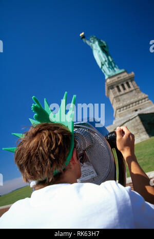 Vues adolescent l'emblématique statue de la Liberté à New York City, USA Banque D'Images