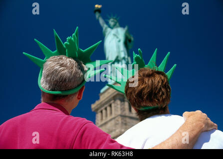 Teenage boy et papa voir la célèbre Statue de la Liberté à New York City, USA Banque D'Images