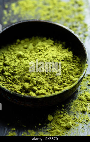 Directement au-dessus de la poudre de thé matcha sur la table Banque D'Images