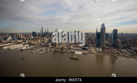 Vue aérienne de Manhattan et jetées sur le fleuve Hudson, NY, USA, vue générale GV Banque D'Images