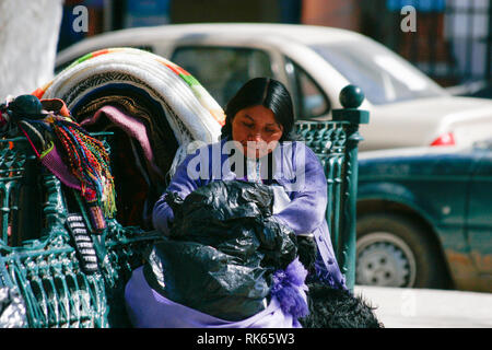 San Cristobal de las Casas, Chiapas État/Mexique 21/12/2008.Personnes âgées femme indienne vendant de l'artisanat se reposant sur un banc. Banque D'Images