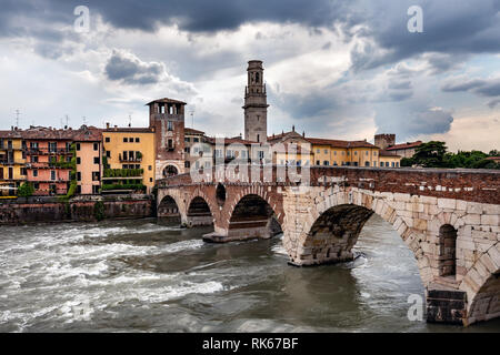 Ponte Pietra sur la rivière Adige, Anastasia, Cathédrale San Giorgio In Braida, Vérone, Vénétie, Italie. Achevé en 100 avant J.-C., et est le plus ancien de Vérone. Banque D'Images