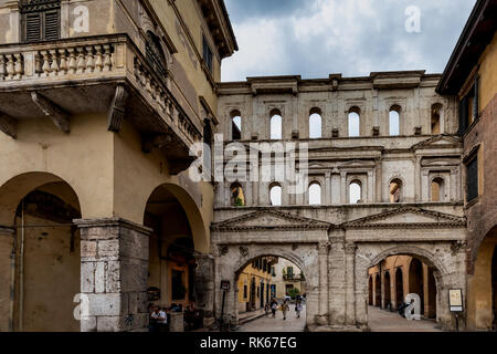 L'ancienne porte romaine de Porta dei Borsari, Verona, Italie. Datant du 1er siècle, ce calcaire a servi de porte en arche de l'entrée principale de la ville. Banque D'Images