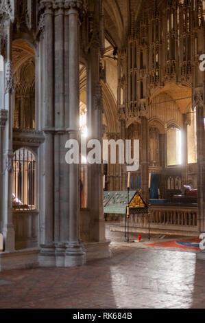 Intérieur de la cathédrale de Winchester, Hampshire, Angleterre avec pilier en marbre et chandeliers Banque D'Images