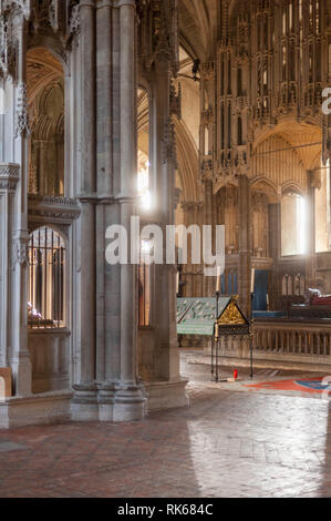 Intérieur de la cathédrale de Winchester, Hampshire, Angleterre avec pilier en marbre et chandeliers Banque D'Images