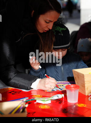Londres, Royaume-Uni. Feb 9, 2019. Un garçon fait décoration lors d'un atelier au cours d'une célébration du Nouvel An lunaire chinois, tenu au Duke of York Square à Londres, la Grande-Bretagne, le 9 février 2019. Credit : Han Yan/Xinhua/Alamy Live News Banque D'Images