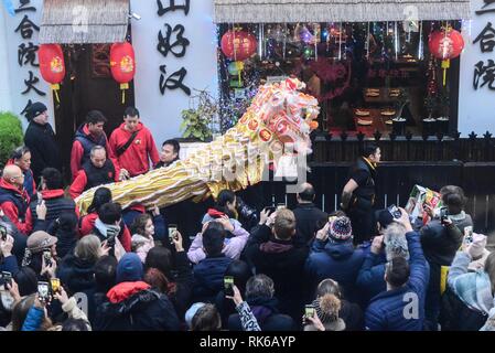 Londres, Royaume-Uni. Feb 9, 2019. Les célébrations du nouvel an chinois continuent à Londres China Town en avant de la maire de Londres événement officiel demain. Des danseurs traditionnels restaurants à Lion visite porter chance pour la nouvelle année. Cette année est l'année du cochon dans le zodiaque chinois. Credit : Claire Doherty/Alamy Live News Banque D'Images