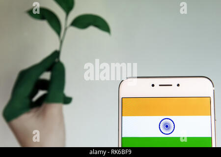 Hong Kong. Feb 8, 2019. République de l'Inde drapeau est vu sur un appareil mobile Android illustrant la prise de conscience du changement climatique dans l'arrière-plan. Credit : Miguel Candela/SOPA Images/ZUMA/Alamy Fil Live News Banque D'Images