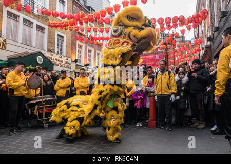 Londres, Royaume-Uni. 09Th Feb 2019. 'Dragon' effectue dans une rue dans le cadre de la fête du Nouvel An chinois dans Chinatown, Londres, Royaume-Uni. Credit : escapetheofficejob/Alamy Live News Banque D'Images