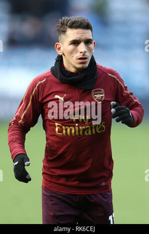 Huddersfield, Yorkshire, UK. 09 Février, 2019. Lucas Torreira d'Arsenal de l'échauffement. Premier match de championnat, Huddersfield Town v Arsenal, à la John Smith's Stadium à Huddersfield le samedi 9 février 2019. Cette image ne peut être utilisé qu'à des fins rédactionnelles. Usage éditorial uniquement, licence requise pour un usage commercial. Aucune utilisation de pari, de jeux ou d'un seul club/ligue/dvd publications. Photos par Chris Stading/Andrew Orchard la photographie de sport/Alamy live news Banque D'Images