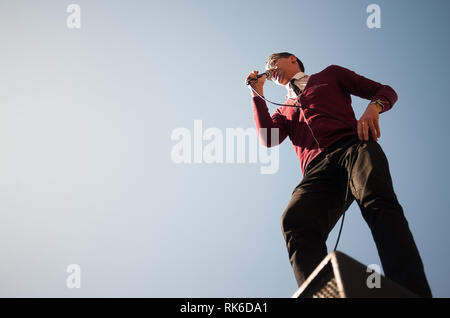 Malaga, Espagne. Feb 9, 2019. Un musicien vu l'exécution sur la scène pendant le festival.Des milliers de personnes du monde entier se réunissent chaque année au cours de la Rockin' Race Jamboree International Festival de quatre jours à Torremolinos, un lieu de rencontre pour tous les amateurs de rockabilly et de la musique swing. Credit : Jésus Merida/SOPA Images/ZUMA/Alamy Fil Live News Banque D'Images