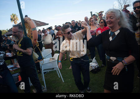 Malaga, Espagne. Feb 9, 2019. Un couple danse à l'extérieur de l'hôtel pendant le festival.Des milliers de personnes du monde entier se réunissent chaque année au cours de la Rockin' Race Jamboree International Festival de quatre jours à Torremolinos, un lieu de rencontre pour tous les amateurs de rockabilly et de la musique swing. Credit : Jésus Merida/SOPA Images/ZUMA/Alamy Fil Live News Banque D'Images