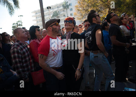 Malaga, Espagne. Feb 9, 2019. Vu les gens vêtus de vieux vêtements durant le festival.Des milliers de personnes du monde entier se réunissent chaque année au cours de la Rockin' Race Jamboree International Festival de quatre jours à Torremolinos, un lieu de rencontre pour tous les amateurs de rockabilly et de la musique swing. Credit : Jésus Merida/SOPA Images/ZUMA/Alamy Fil Live News Banque D'Images