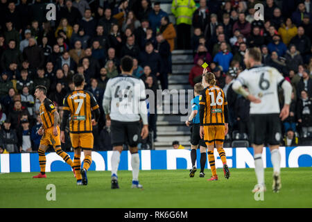 Derby, Royaume-Uni. 9 Feb 2019. Kevin Stewart de Hull City reçoit un carton jaune durant le match de championnat EFL Sky Bet entre Derby County et Hull City à la Pride Park Stadium, Derby, Angleterre le 9 février 2019. Photo par Matthieu Buchan. Usage éditorial uniquement, licence requise pour un usage commercial. Aucune utilisation de pari, de jeux ou d'un seul club/ligue/dvd publications. Credit : UK Sports Photos Ltd/Alamy Live News Banque D'Images