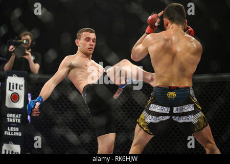 Newcastle, UK, 9 février 2019 -Ryan Champ kicks Patricky Freire Crédit : Dan Cooke/Alamy Live News Banque D'Images