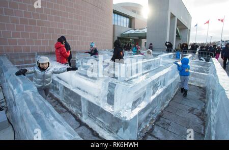 Toronto, Canada. Feb 9, 2019. Visiteurs jouent à un labyrinthe de glace au cours de la glace et neige 2019 Markham Festival à Markham, Ontario, Canada, le 9 février 2019. Avec des dizaines de sculptures de glace faite par des artistes chinois et canadiens, l'événement de 10 jours a débuté le samedi à l'occasion pour tous les habitants de la longueur de l'hiver pour profiter des merveilles et le bonheur illimité dans un domaine unique de la glace et de la neige. Credit : Zou Zheng/Xinhua/Alamy Live News Banque D'Images