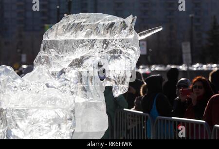 Toronto, Canada. Feb 9, 2019. Les gens regardent une licorne au cours de la sculpture de glace Markham 2019 Festival de glace et de neige à Markham, Ontario, Canada, le 9 février 2019. Avec des dizaines de sculptures de glace faite par des artistes chinois et canadiens, l'événement de 10 jours a débuté le samedi à l'occasion pour tous les habitants de la longueur de l'hiver pour profiter des merveilles et le bonheur illimité dans un domaine unique de la glace et de la neige. Credit : Zou Zheng/Xinhua/Alamy Live News Banque D'Images