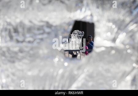 Toronto, Canada. Feb 9, 2019. Les gens prennent des photos avec des sculptures de glace au cours de la glace et neige 2019 Markham Festival à Markham, Ontario, Canada, le 9 février 2019. Avec des dizaines de sculptures de glace faite par des artistes chinois et canadiens, l'événement de 10 jours a débuté le samedi à l'occasion pour tous les habitants de la longueur de l'hiver pour profiter des merveilles et le bonheur illimité dans un domaine unique de la glace et de la neige. Credit : Zou Zheng/Xinhua/Alamy Live News Banque D'Images