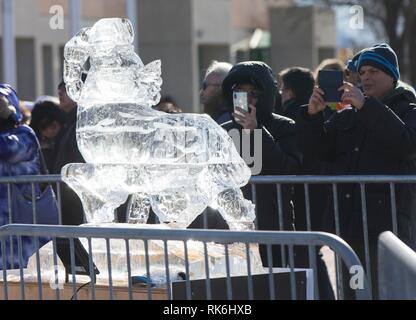 Toronto, Canada. Feb 9, 2019. Les gens prennent des photos de la sculpture de glace au cours de l'Aries 2019 Markham Festival de glace et de neige à Markham, Ontario, Canada, le 9 février 2019. Avec des dizaines de sculptures de glace faite par des artistes chinois et canadiens, l'événement de 10 jours a débuté le samedi à l'occasion pour tous les habitants de la longueur de l'hiver pour profiter des merveilles et le bonheur illimité dans un domaine unique de la glace et de la neige. Credit : Zou Zheng/Xinhua/Alamy Live News Banque D'Images