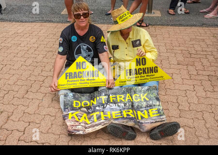 Darwin, Australie. 10 Février, 2019. La fracturation anti manifestation devant la Maison du Parlement - Crédit : Regis Martin/Alamy Live News Banque D'Images