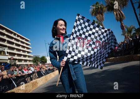 Malaga, Espagne. 9 Feb 2019. Vu d'une femme posant avec une compensation d'un drapeau pendant le festival. Des milliers de personnes du monde entier se réunissent chaque année au cours de la Rockin' Race Jamboree International Festival de quatre jours à Torremolinos, un lieu de rencontre pour tous les amateurs de rockabilly et de la musique swing. Credit : SOPA/Alamy Images Limited Live News Banque D'Images