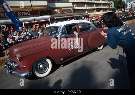 Malaga, Espagne. 9 Feb 2019. Une voiture classique vu participant à une course pendant le festival. Des milliers de personnes du monde entier se réunissent chaque année au cours de la Rockin' Race Jamboree International Festival de quatre jours à Torremolinos, un lieu de rencontre pour tous les amateurs de rockabilly et de la musique swing. Credit : SOPA/Alamy Images Limited Live News Banque D'Images