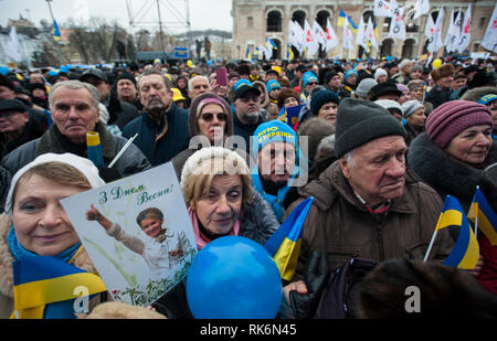 Kiev, Ukraine. 9 Feb 2019. Les partisans du candidat à la présidence de l'Ukraine, le chef de l'Ukrainien parti politique "Батьківщина" Ioulia Timochenko sont vus pendant le rallye à Kiev. Élections présidentielles en Ukraine aura lieu en Mars 31, 2019. Credit : SOPA/Alamy Images Limited Live News Banque D'Images