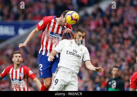 Madrid, Espagne. 9 Feb 2019. Diego Godin (Club Atlético de Madrid) et Karim Benzema (Real Madrid) sont vus en action au cours de l'espagnol La Liga match entre l'Atletico Madrid et le Real Madrid au stade de Wanda Metropolitano de Madrid, Espagne. ( Score final 1:3 Atletico Madrid real madrid ) Crédit : SOPA/Alamy Images Limited Live News Banque D'Images