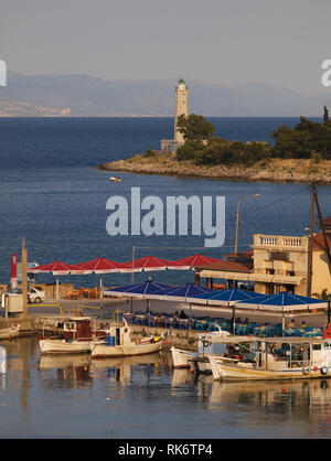 Phare et bateaux dans port Githeio, Grèce Banque D'Images