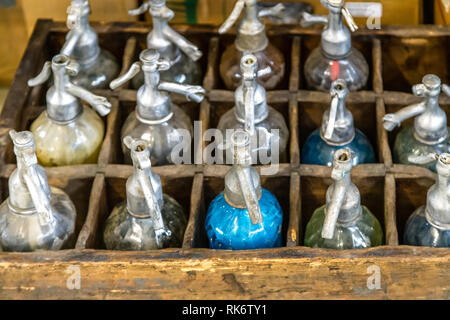 CESENA, ITALIE - Le 20 janvier 2019 : lumières sont éclairantes seltzer bouteilles pour vente au Salon des Antiquaires Banque D'Images