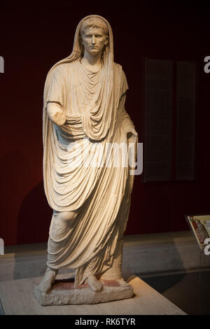 L'empereur Auguste comme pontifex maximus - la statue dans les Musée romain au Palazzo Massimo alle Terme à Rome, Italie Banque D'Images