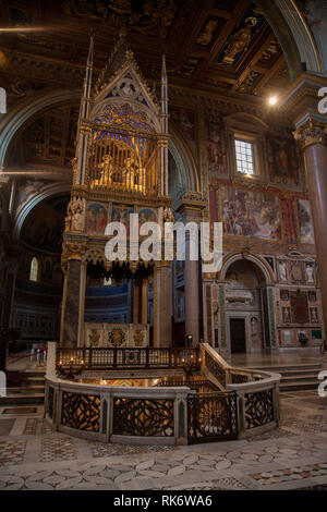 Rome, Italie 14 septembre 2012 : la cathédrale du Saint-Sauveur et de Saints Jean le Baptiste et l'Évangéliste dans le Latran Banque D'Images