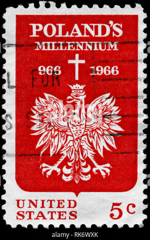 USA - VERS 1966 : timbre imprimé aux États-Unis montre l'aigle polonais et Croix, consacré à 1000e anniv. de l'adoption du christianisme en Pologne, vers 1 Banque D'Images