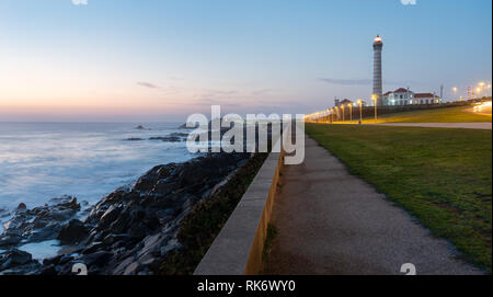 Phare au coucher du soleil. Une nature magnifique coucher du soleil au-dessus de la mer, paysage marin. Boa Nova phare, Leça da Palmeira, Portugal Banque D'Images