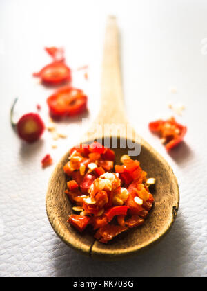 Piment rouge haché macro en cuillère en bois Banque D'Images