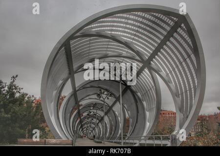 Arganzuela passerelle sur la rivière Manzanares dans le centre-ville de Madrid. L'un des nombreux ponts traversant la rivière dans cette nouvelle surface développée Banque D'Images