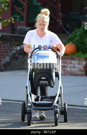 Hilary Duff et sa fille Violet Banques Koma dehors et environ dans la région avec : Hilary Duff, Koma Violet Banques Où : Los Angeles, California, United States Quand : 09 Jan 2019 Credit : WENN.com Banque D'Images