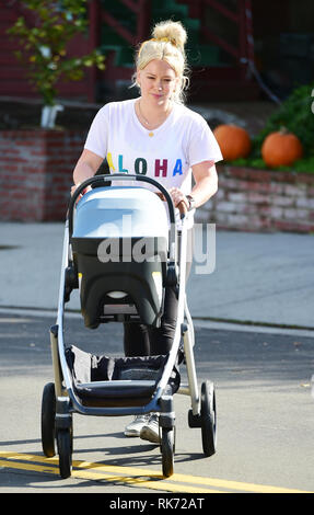 Hilary Duff et sa fille Violet Banques Koma dehors et environ dans la région avec : Hilary Duff, Koma Violet Banques Où : Los Angeles, California, United States Quand : 09 Jan 2019 Credit : WENN.com Banque D'Images
