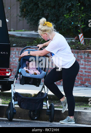 Hilary Duff et sa fille Violet Banques Koma dehors et environ dans la région avec : Hilary Duff, Koma Violet Banques Où : Los Angeles, California, United States Quand : 09 Jan 2019 Credit : WENN.com Banque D'Images