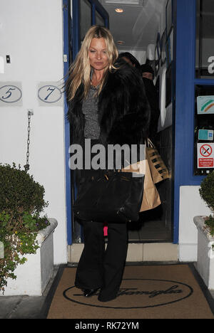 Kate Moss en laissant La Famiglia restaurant, après avoir célébré le 21e anniversaire de naissance de sa demi-sœur Lottie Moss avec : Kate Moss Où : London, Royaume-Uni Quand : 09 Jan 2019 : Crédit/WENN.com Alexander sera Banque D'Images