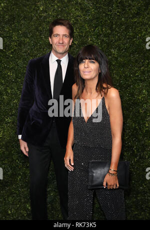 Claudia Winkleman et son mari Kris Thykier arrivent pour le Charles Finch x pré-dîner Chanel Bafta, à Mayfair, Londres. Banque D'Images